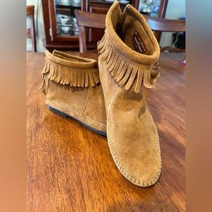 Minnetonka zip up moccasins